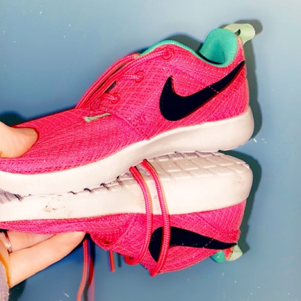 Side 9 Nikes